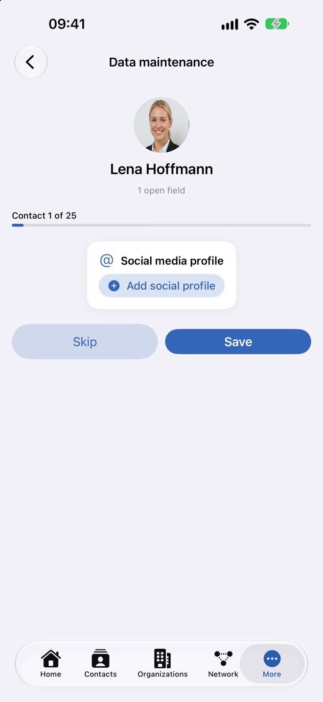 Carte de contact dans une série, avec le profil de réseau social manquant