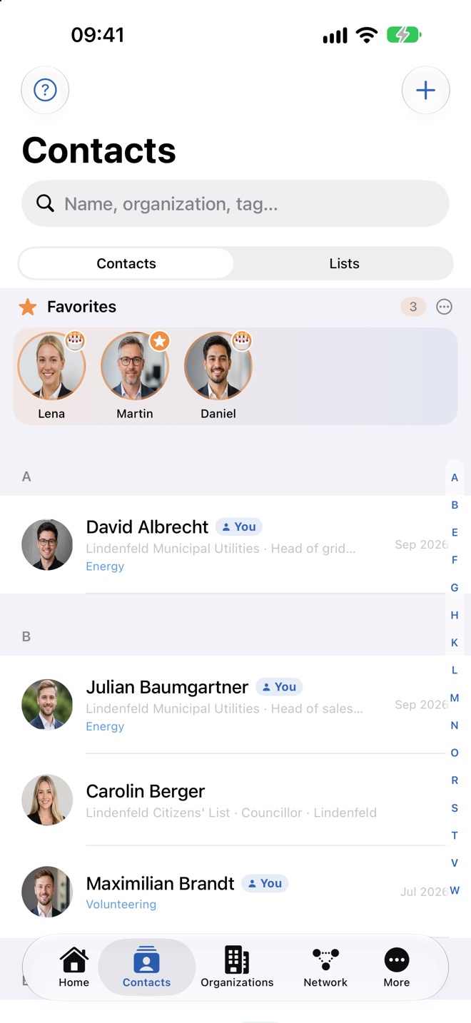 Liste des contacts avec la bande des favoris, les groupes alphabétiques et l’index sur le bord droit