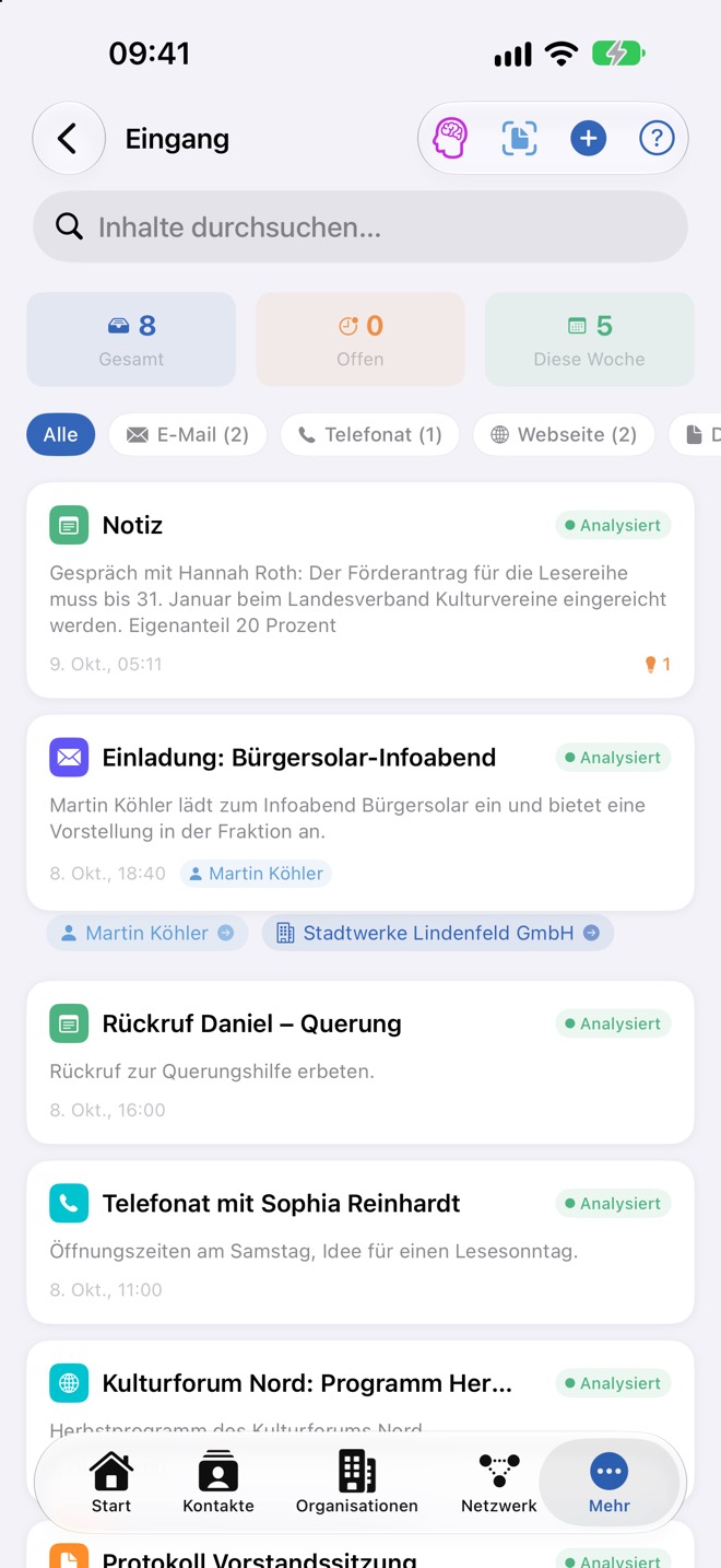 Posteingang mit Kennzahlen, Quellen-Filtern und analysierten Inhalten