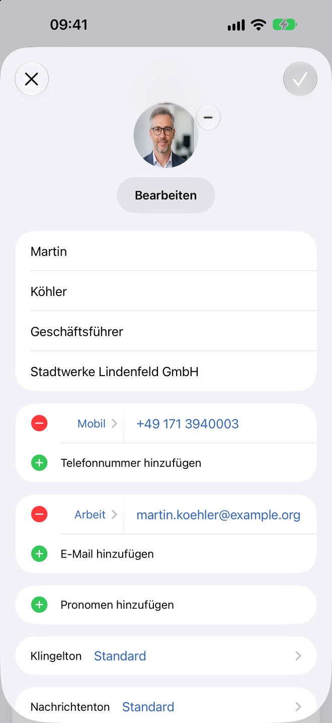 Bearbeitungsansicht des Adressbuch-Kontakts mit Name, Telefon und E-Mail